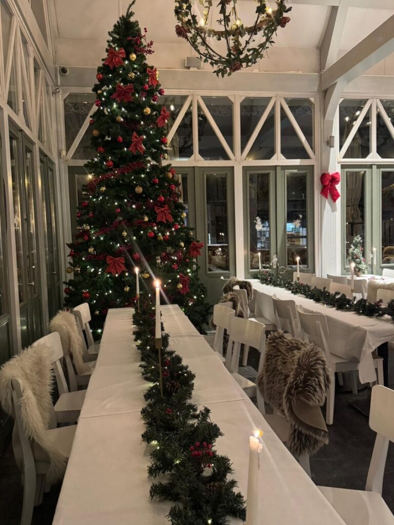 Kersttafel met kerstboom