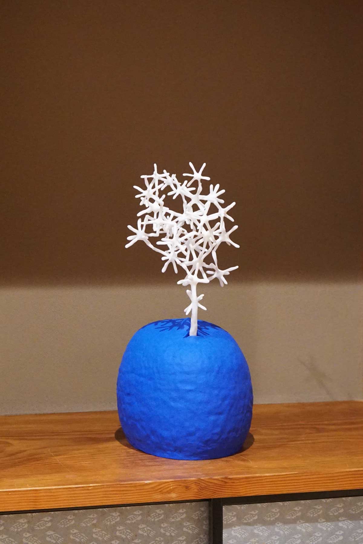 Kazumasa Mizokami Exhibition scene 10　It looks like a blue head, but from its mouth comes a white, waist-like tree. It's very mysterious.