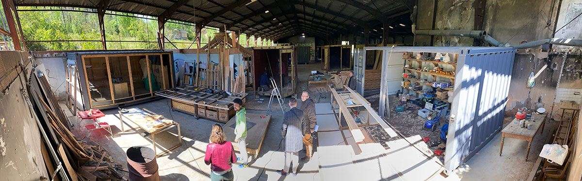 Atelier de transformation de conteneurs en habitats écologiques aux Moulinages à Lodève