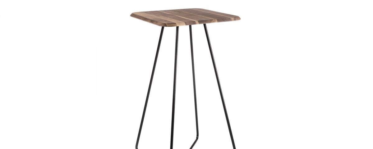Tavolino alto con il piano in metallo verniciato è coperto da un altro piano impiallacciato in legno noce canaletto. Scopri di più su Altek Italia Design.