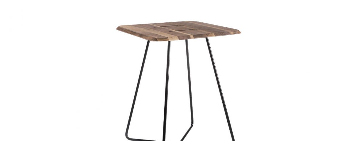 Tavolo pranzo Con un piano di 850x850 cm o su misura,impiallacciato in noce canaletto o in laminato, disponibile in diverse finiture
