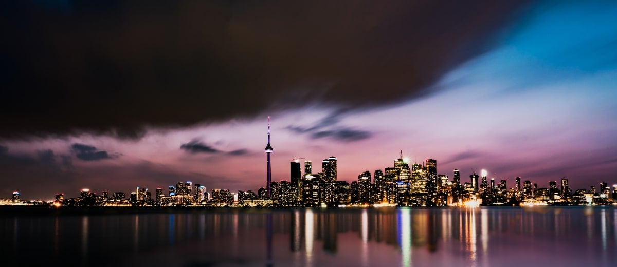 Severe thunderstorm headed for Toronto along with hail and very high winds