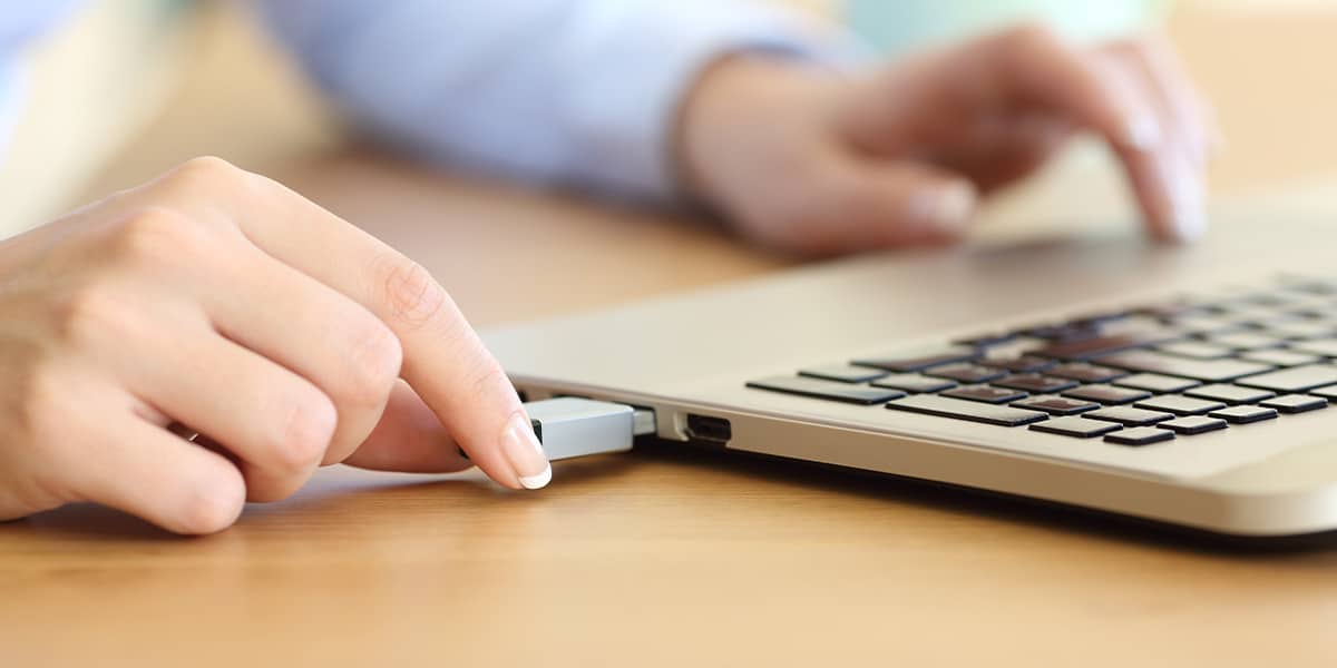 pessoa-conectando-pen-drive-usb-no-notebook