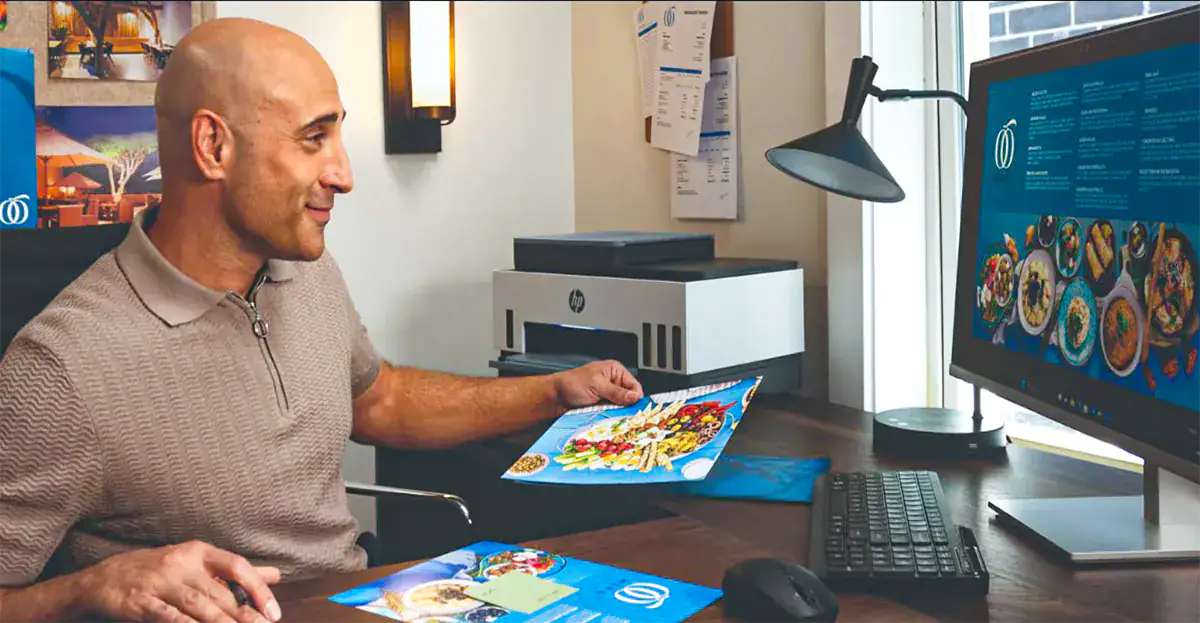 Gestor analisando documentos impressos na HP Smart Tank 581 em escritório de alto padrão