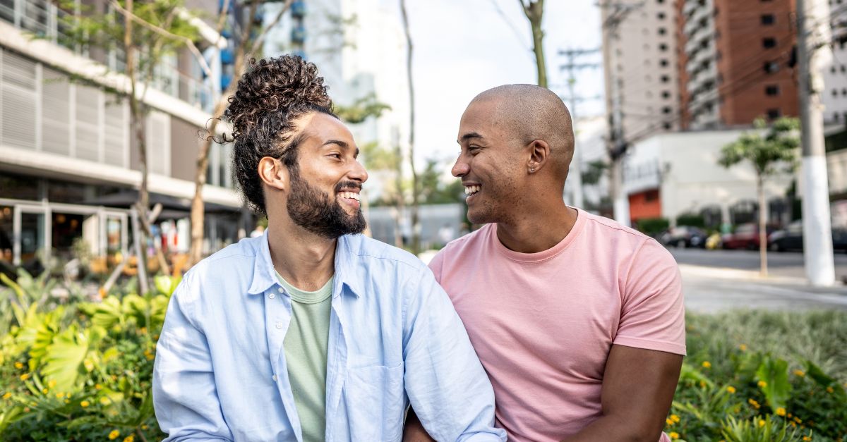 Explora relaciones homosexuales con Zyrcled. Descubre las ventajas de una app inclusiva que apuesta por las relaciones liberales en cualquier orientación sexual