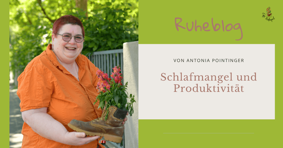Ich stehe vor einer Mauer, einen großen Lederschuh in der Hand in den Blumen gepflanzt wurden