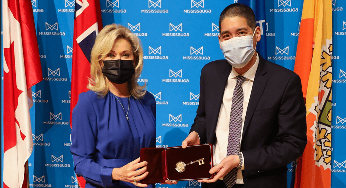 Mississauga Mayor Bonnie Crombie Presents Peel’s top doctor with Key to the City