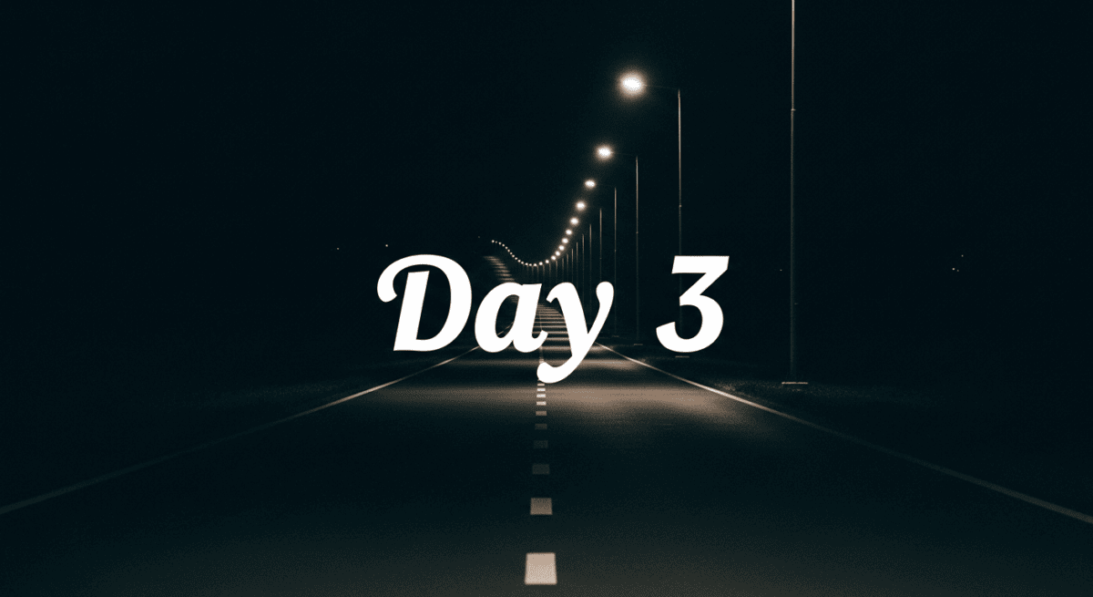 中央に配置されたDay3の文字と夜の長く続く道が電灯の明かりによってうすっら見える。