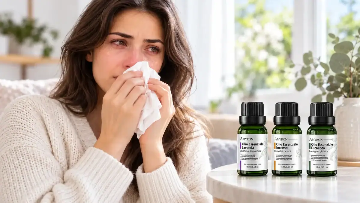 Ragazza con naso arrossato e fazzoletto, accanto a tre flaconi AMYRON di lavanda, incenso ed eucalipto. Oli essenziali per le allergie