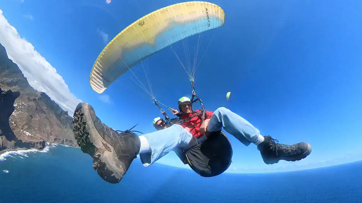 Vuelo en parapente sobre la costa de Anaga, con el mar y los acantilados debajo