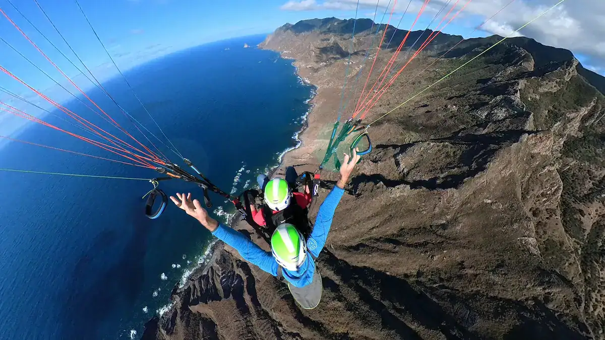 Parapente biplaza volando sobre la ladera de Taganana, en el macizo de Anaga