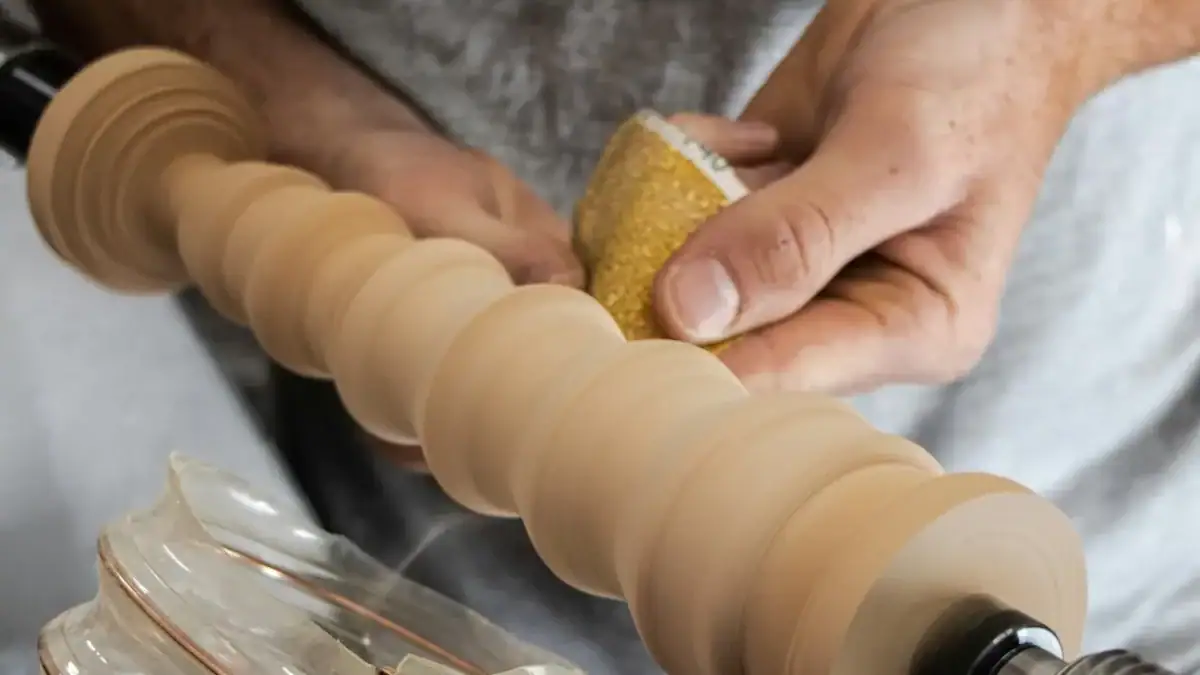 Le ponçage sur tour : comment obtenir une finition parfaite sans rayures