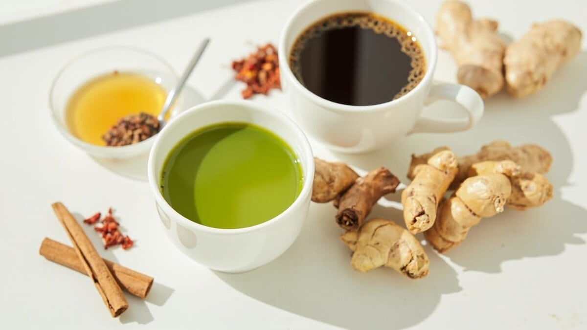 metabolism boosting foods for beginners - green tea and coffee with thermogenic spices