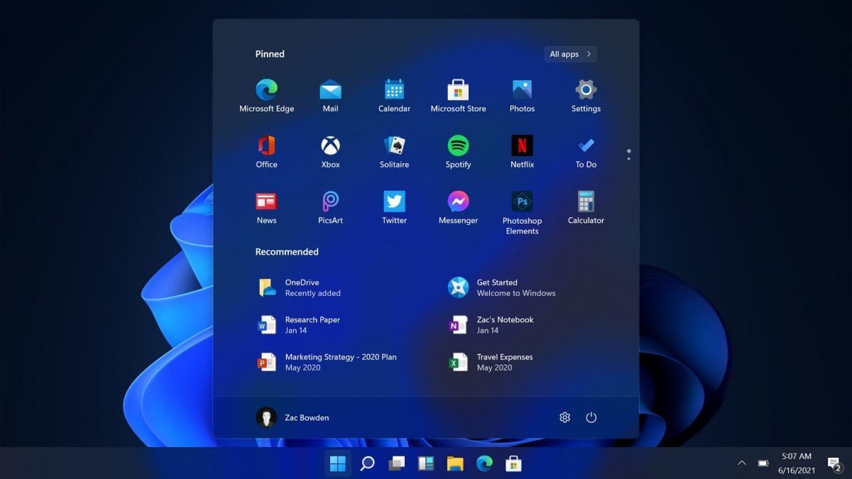 Das neue Startmenü in Windows 11 über der zentrierten Taskleiste (Screenshot)