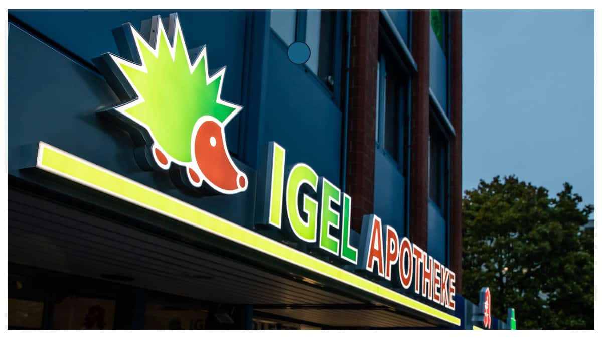 Igel Apotheke, Laatzen - Außenansicht mit Leuchtreklame.