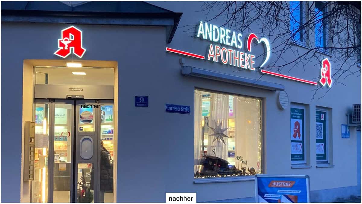 Außenansicht der Andreas Apotheke mit leuchtenden Einzelbuchstaben, Zierkontur und Apotheken-A.