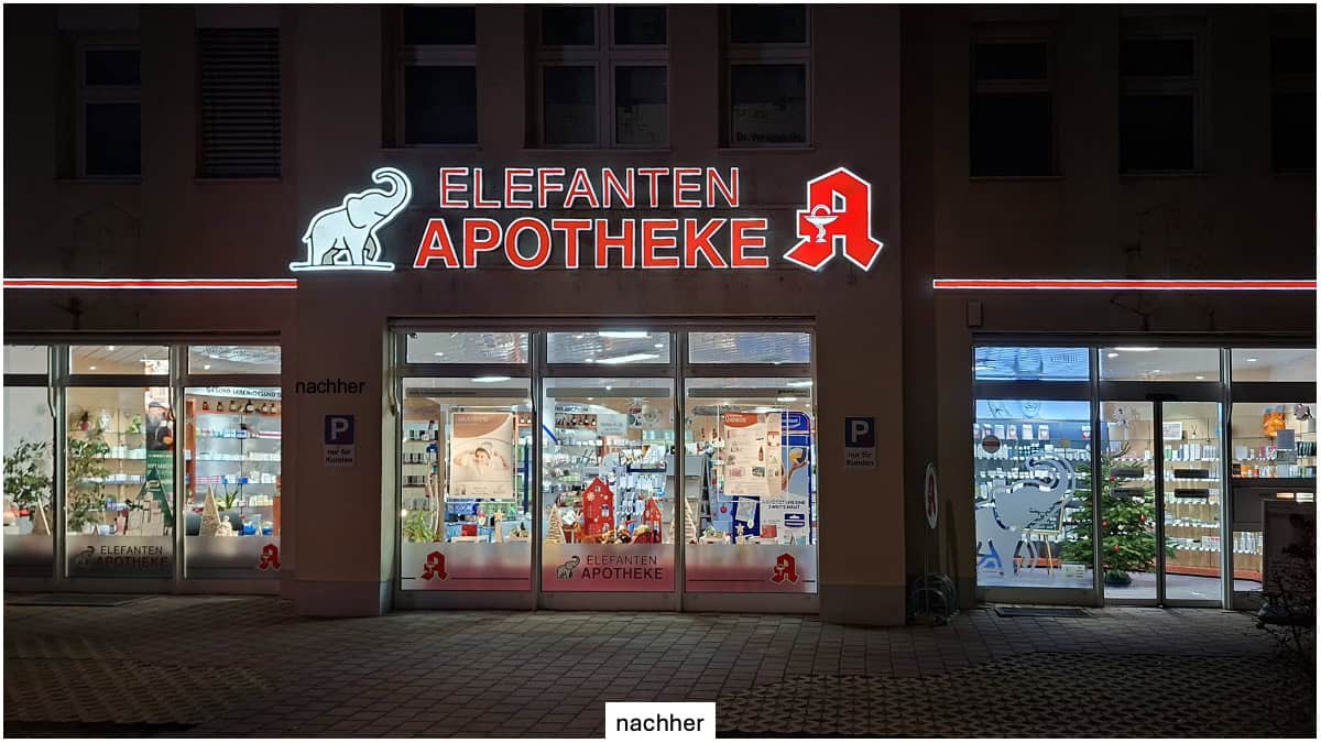 Beleuchtete Apotheken-Lichtwerbung mit Elefanten-Logo bei Nacht - Elefanten Apotheke in Dresden.