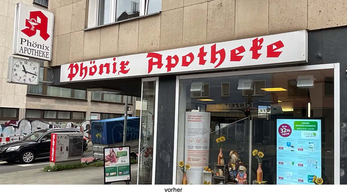 Außenansicht der Phönix Apotheke in Düsseldorf mit dem alten Werbe-Transparent
