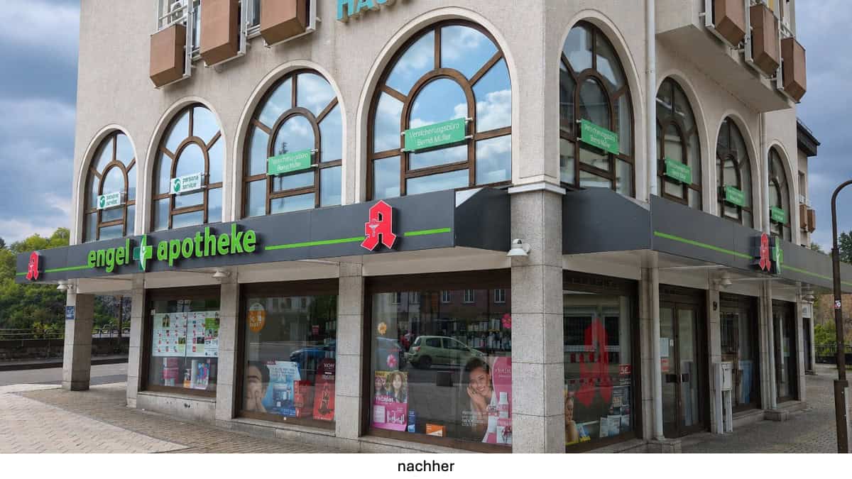 Außenansicht der Engel-Apotheke in Idar-Oberstein mit der neuen Werbeanlage.