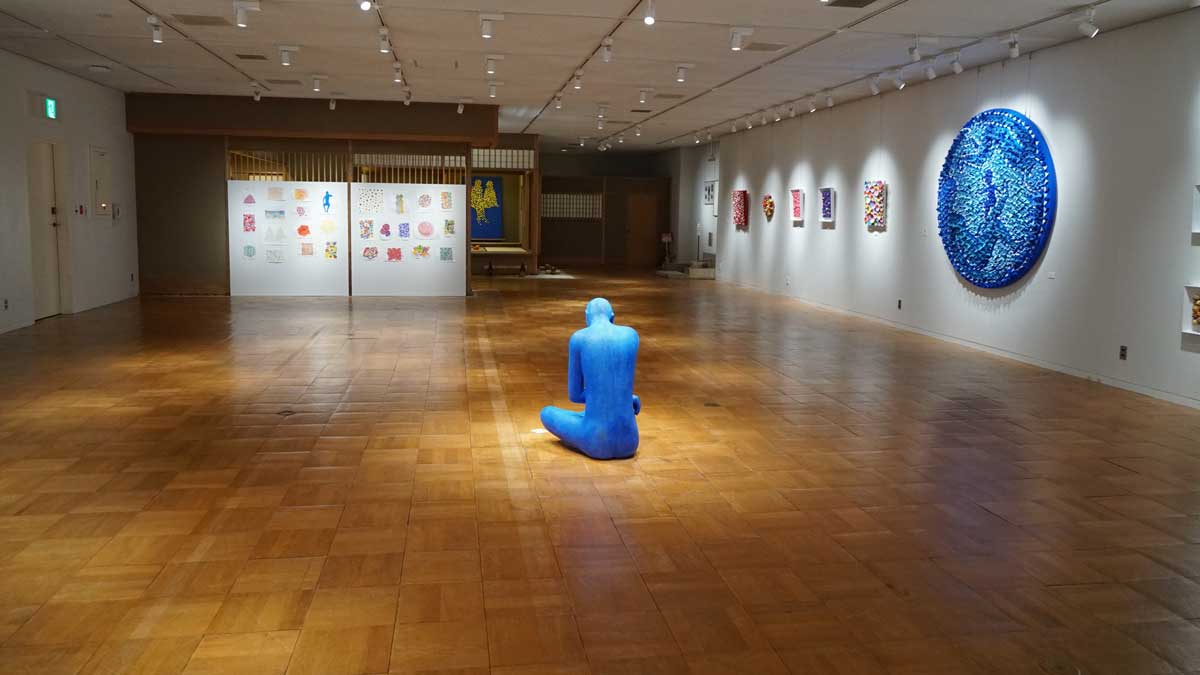 Kazumasa Mizokami Exhibition scene 6　On the back wall are many sketches on paper.
