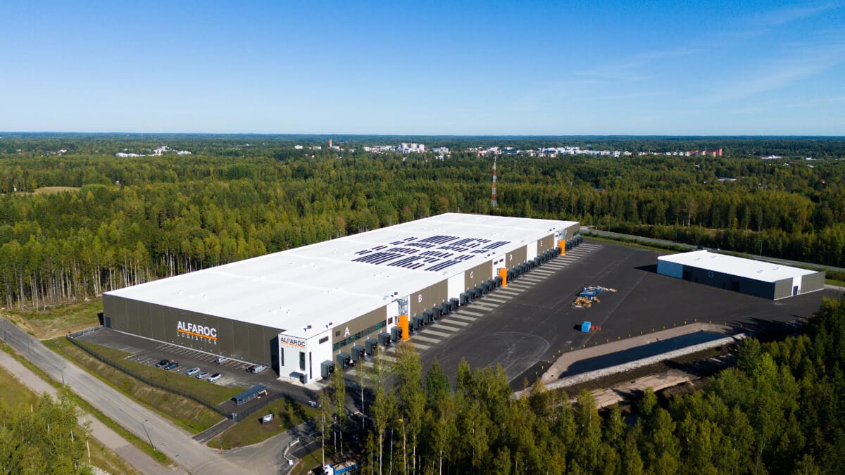 Alfaroc Logisticsin logistiikkakiinteistön energiatehokkuutta parantavat muun muassa viileä katto PVC-kateratkaisulla sekä katolle asennettu aurinkovoimala.
