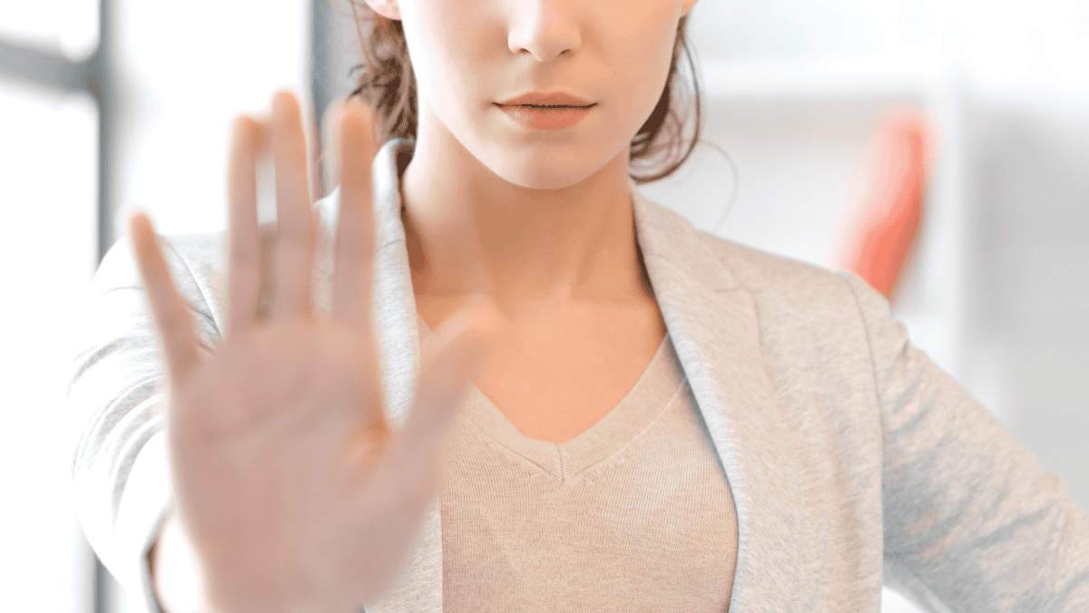 Žena s nataženou rukou ukazující dlaň.
