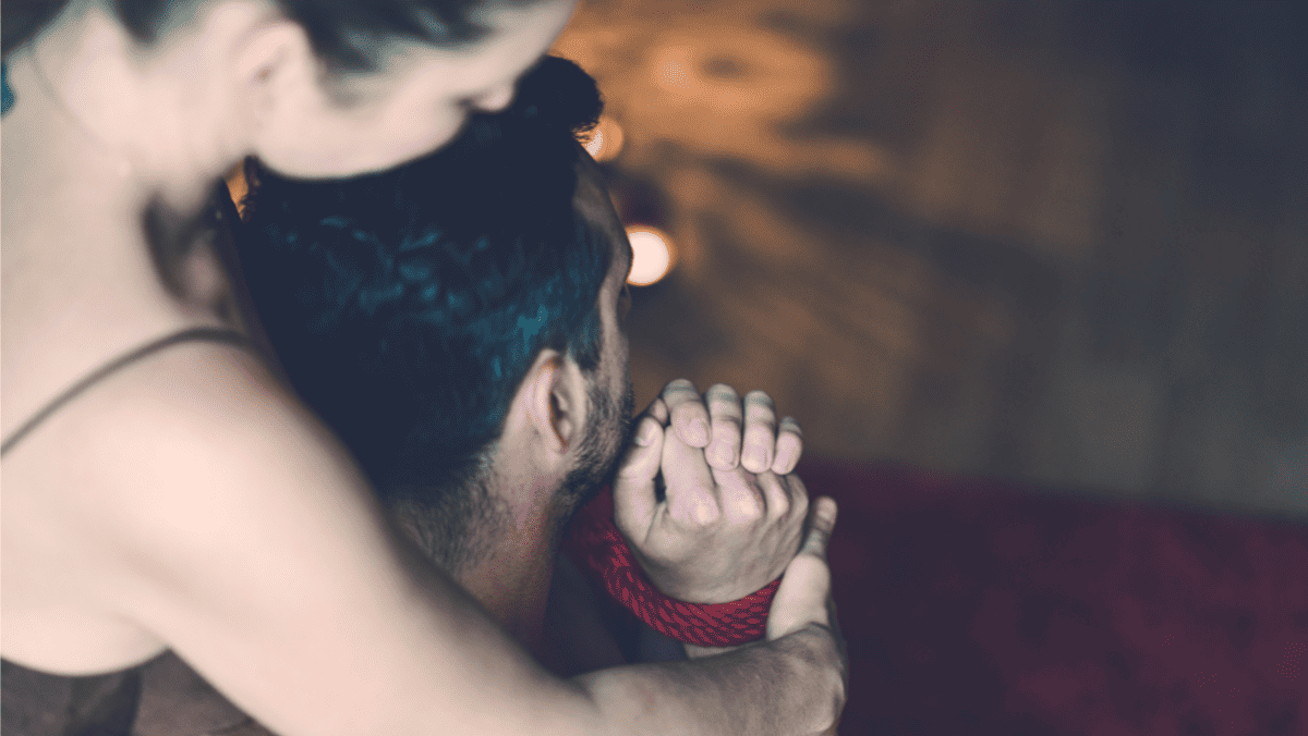 muž má svázané ruce. žena ho drží