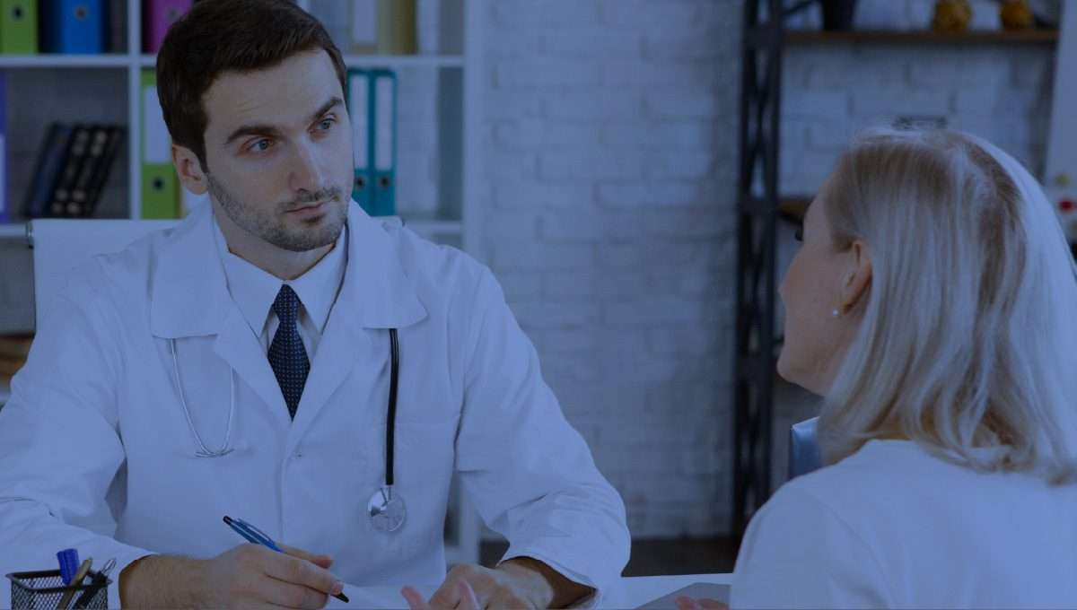 Médico laboral en acción, realizando una consulta para garantizar la salud y seguridad de los trabajadores, con el respaldo de Medina SST Empresarial SAS