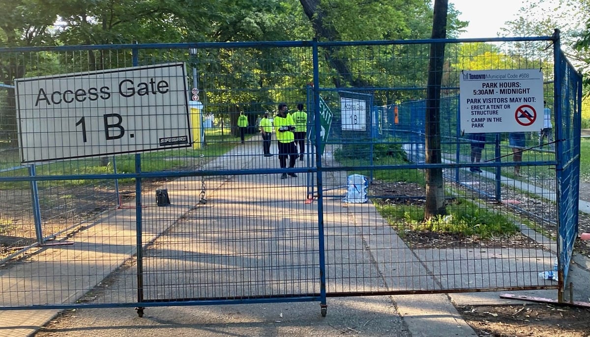 Toronto Police block journalists from accessing Trinity Bellwoods encampment area protest