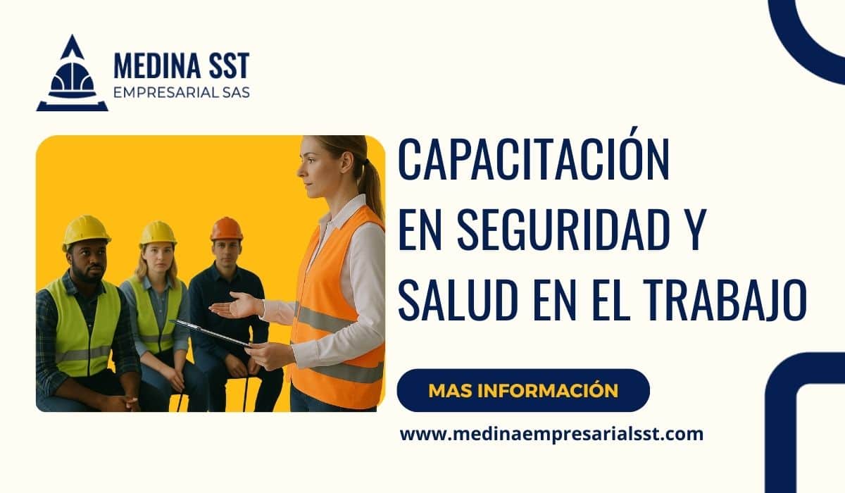 Mujer instructora brindando capacitación en seguridad y salud en el trabajo a trabajadores con cascos y chalecos reflectivos.