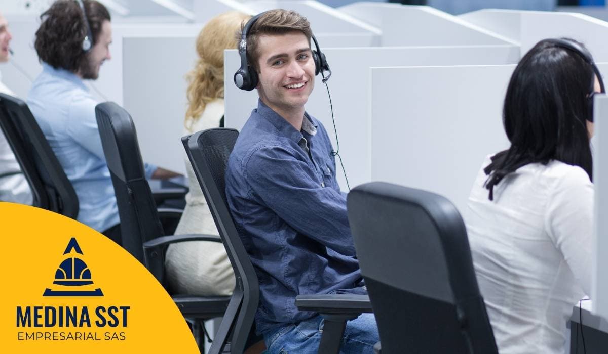 Agente de call center con diadema trabajando bajo monitoreo de factores de riesgo psicosocial.