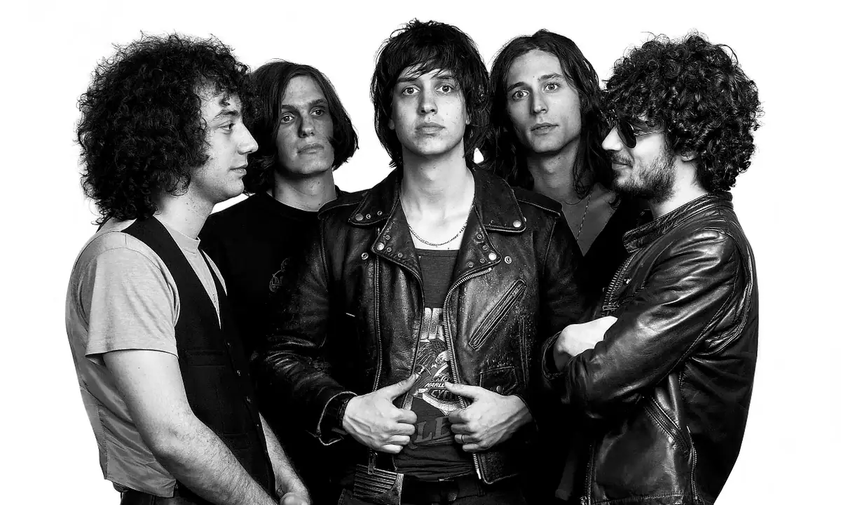 The Strokes : Julian Casablancas, Albert Hammond Jr., Nick Valensi, Nikolai Fraiture, Fabrizio Moretti
