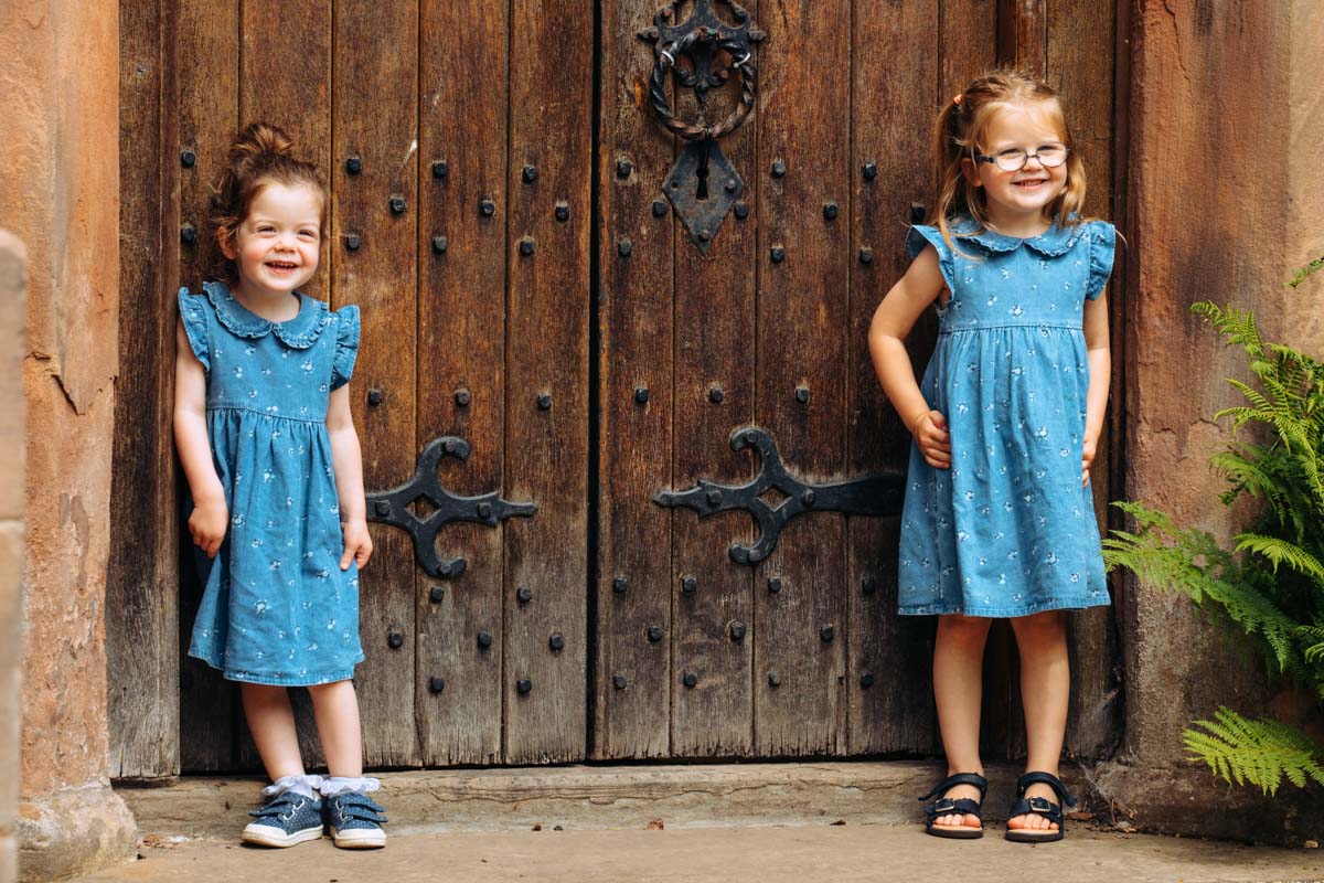 Fun family photoshoot at Bramhall Park