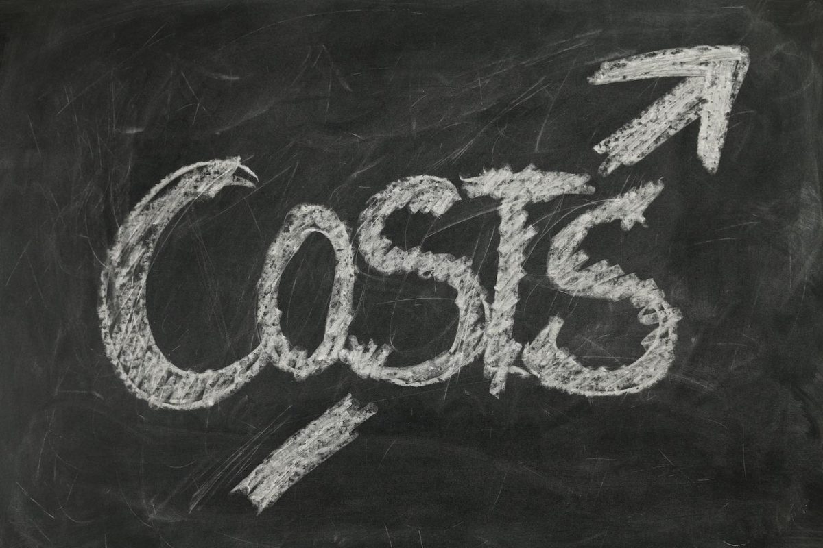 Das Wort 'Costs' mit einem Pfeil nach oben ist in Kreide auf einer Schultafel gezeichnet.