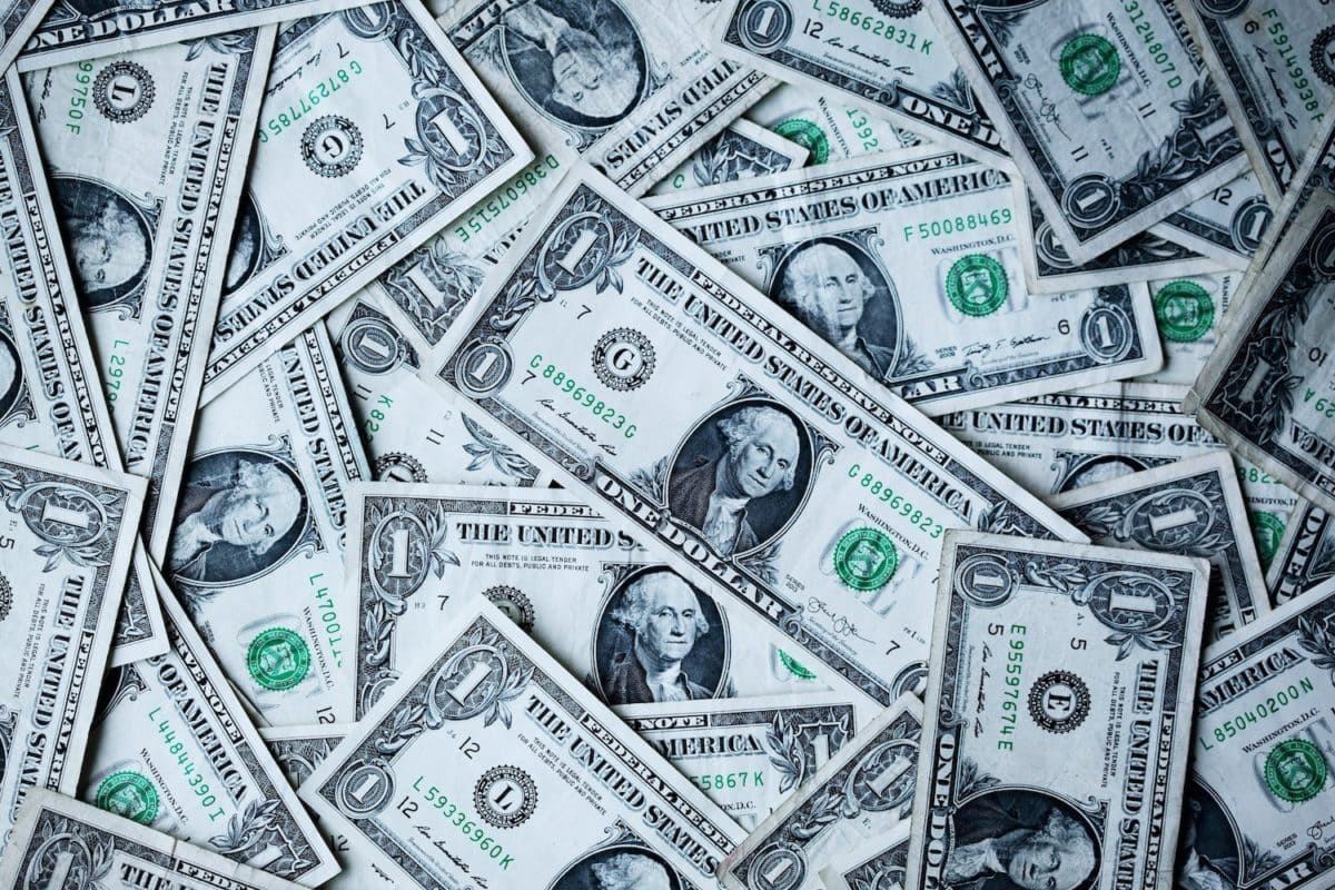Vielzahl von US-Dollar-Scheinen flach ausgelegt.