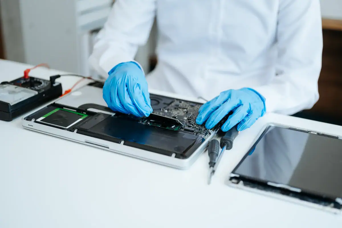 Gu&iacute;a Completa de Reparaci&oacute;n de MacBook:<br> De la Pantalla a la Bater&iacute;a,<br> Devolvemos la Vida a tu Equipo Apple