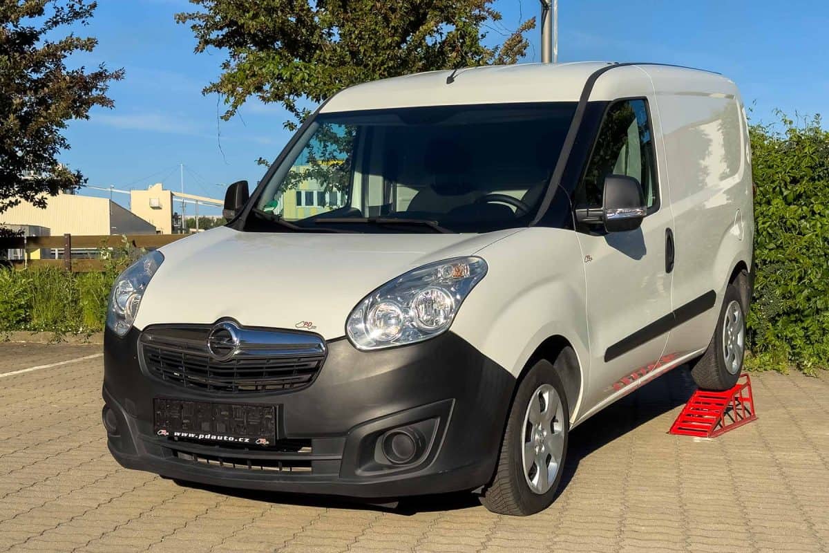 Bílý Opel Combo
