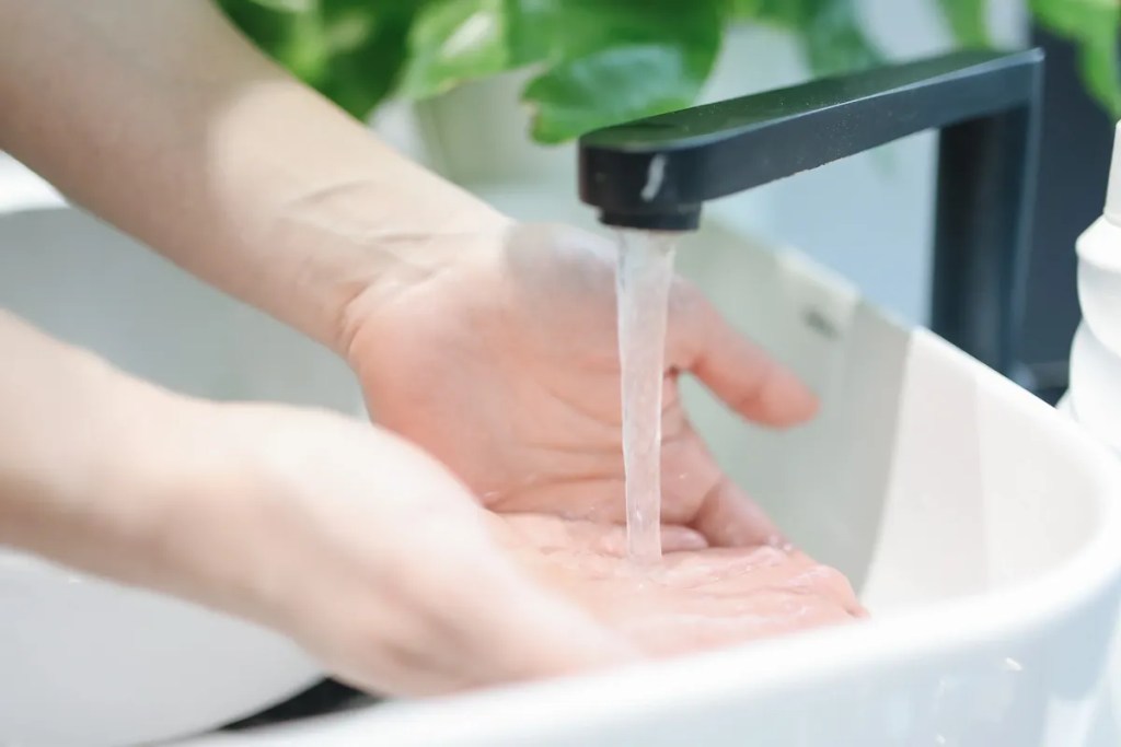 Gently washing with warm water after a pilonidal cyst bursts