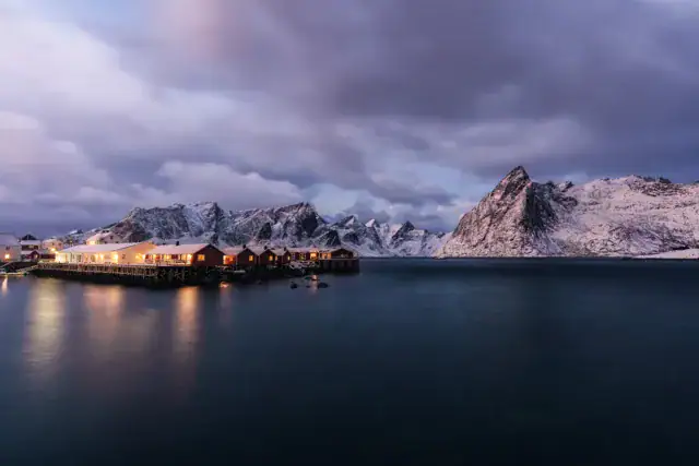 Casas de pescadores en Lofoten al anochecer, de una fotografía paso a paso de Antun