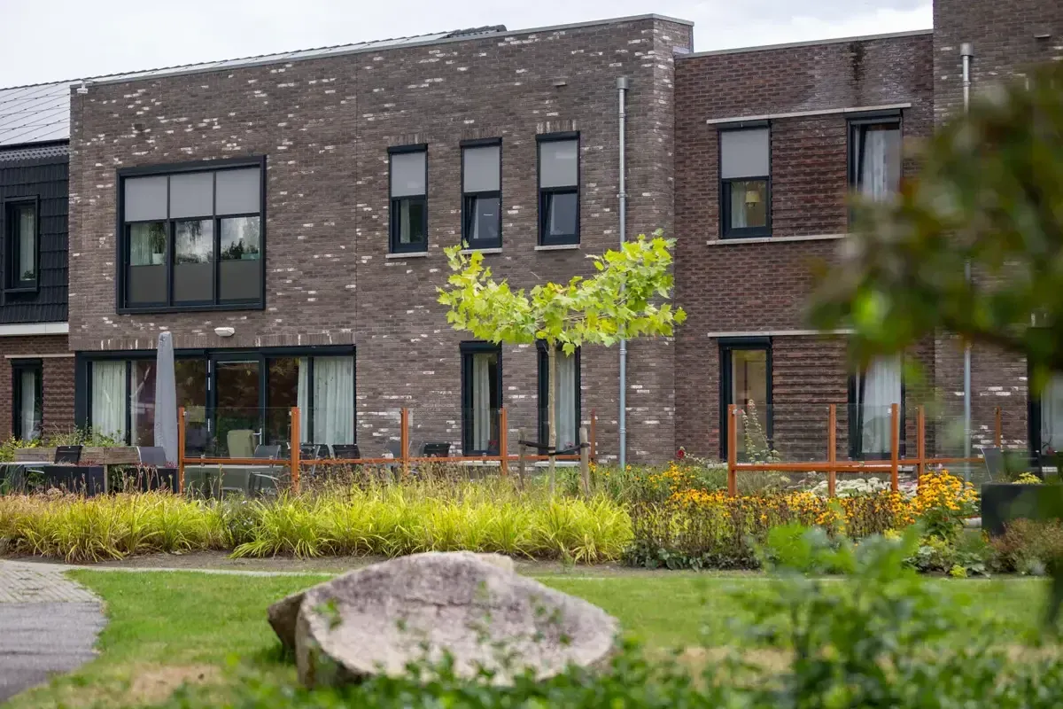 Terras met cortenstalen windschermen van Staallokaal