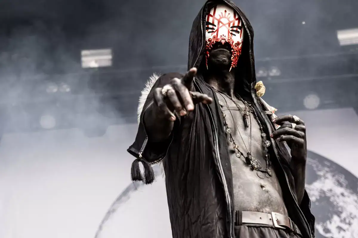 Vessel, masque retiré en coulisses, lumière tamisée, 2026