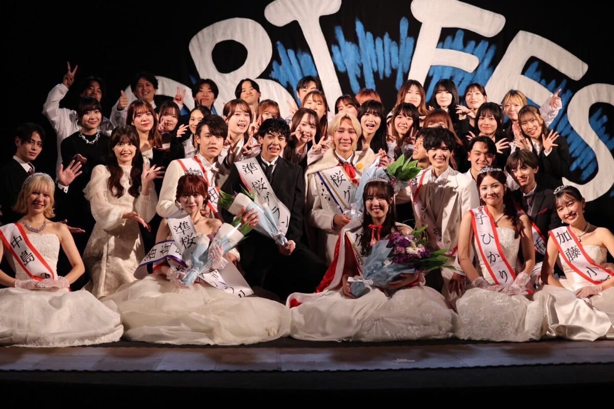 桜美林大学 大学生の集合写真