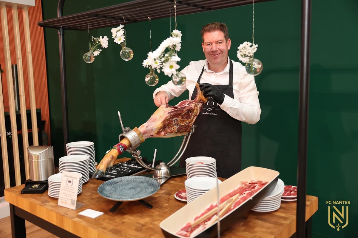 Maître coupeur en pleine découpe d’un jambon ibérique Pata Negra, un geste précis et traditionnel.