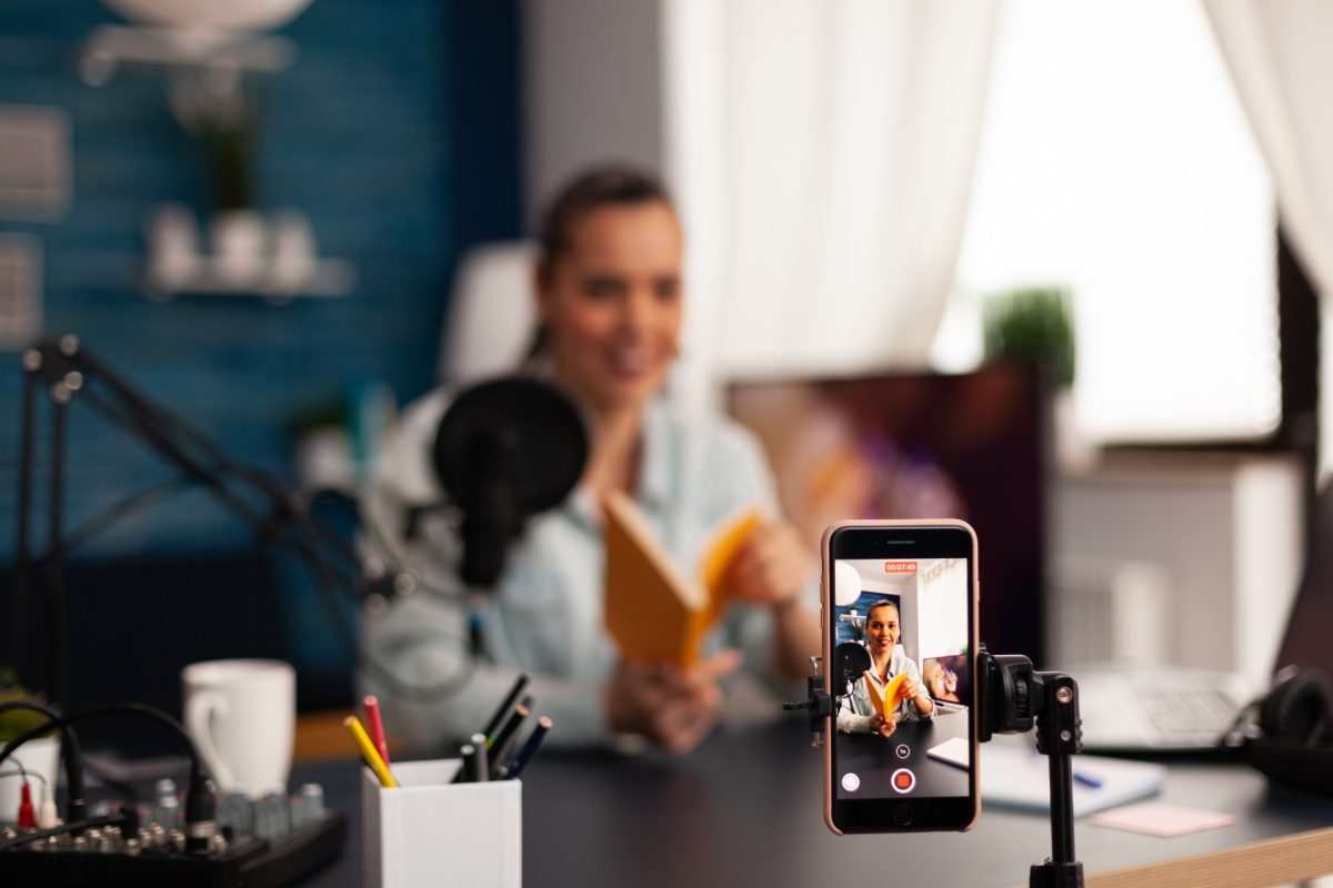 Bild mit einem Handy an Halterung - Content Marketing