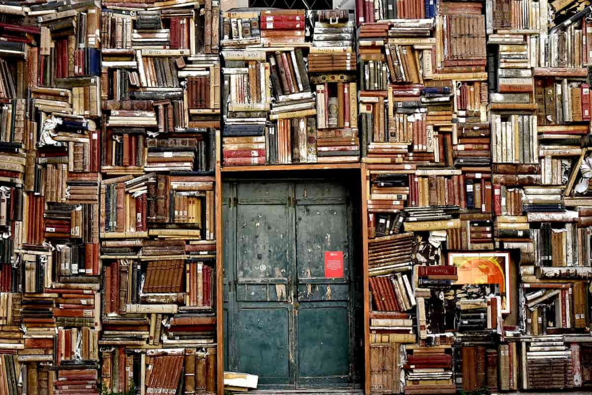 libros y puerta