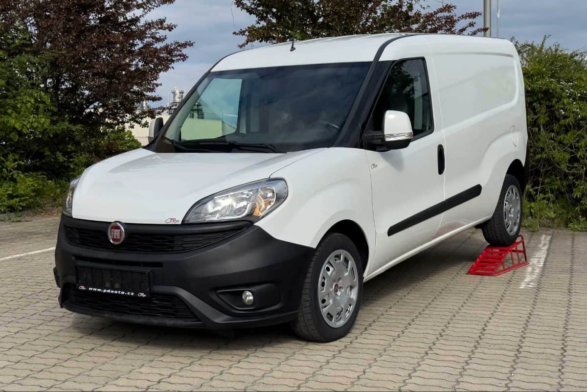 Bílý Fiat Doblo L2