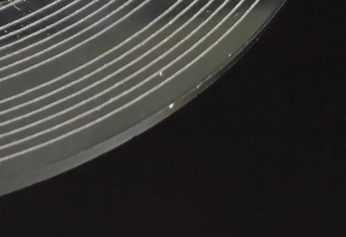 Metaal ontwerp met gestreepte afwerking, close-up van een modern industrieel object.
