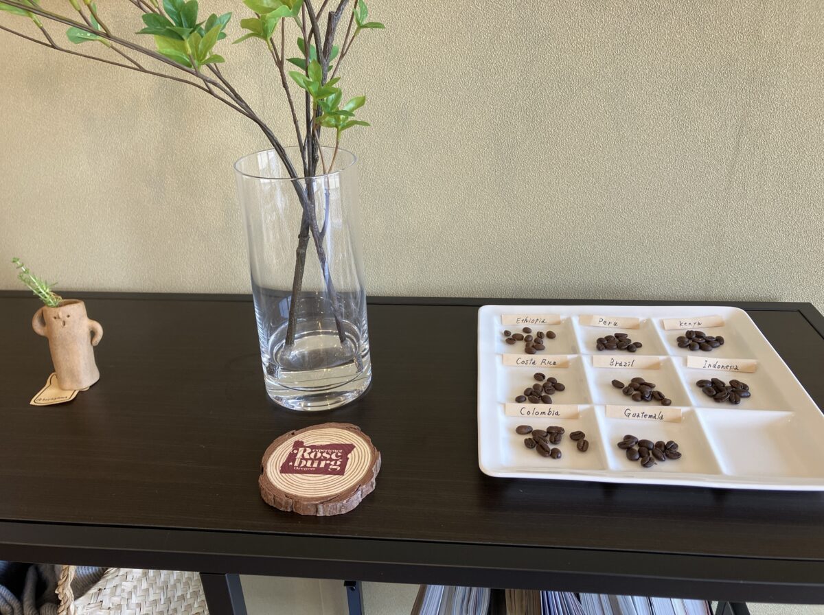 賀嶋珈琲の店内の棚