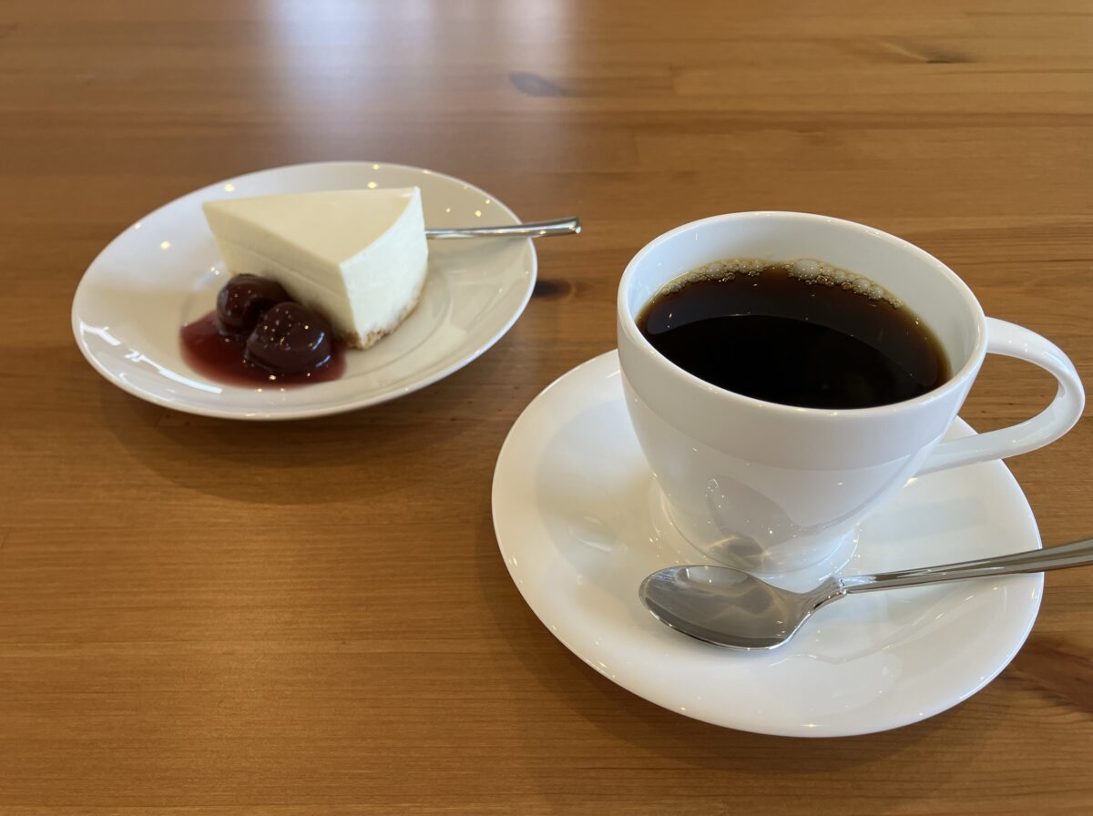 コーヒーとレアチーズケーキ