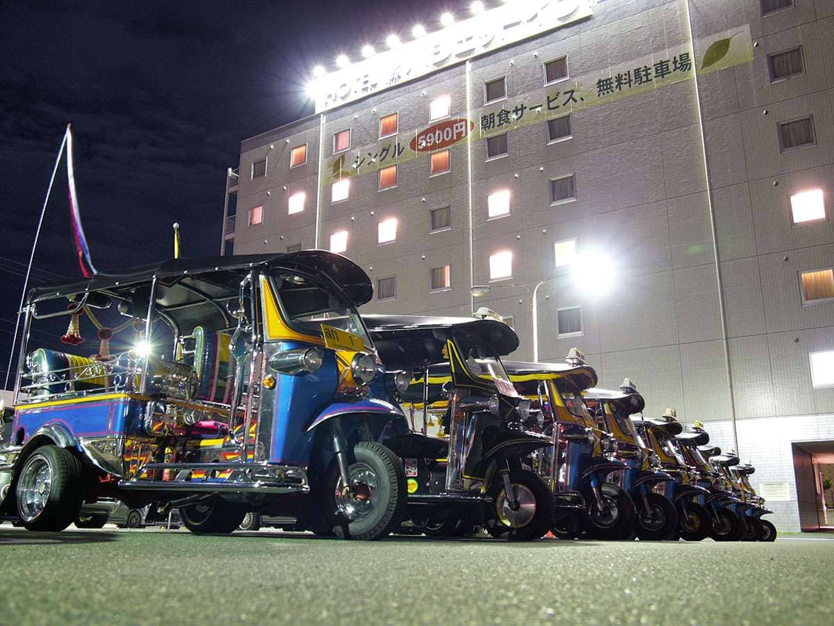 東からタクシー、西からTukTuk 東からタクシー、西からTukTuk